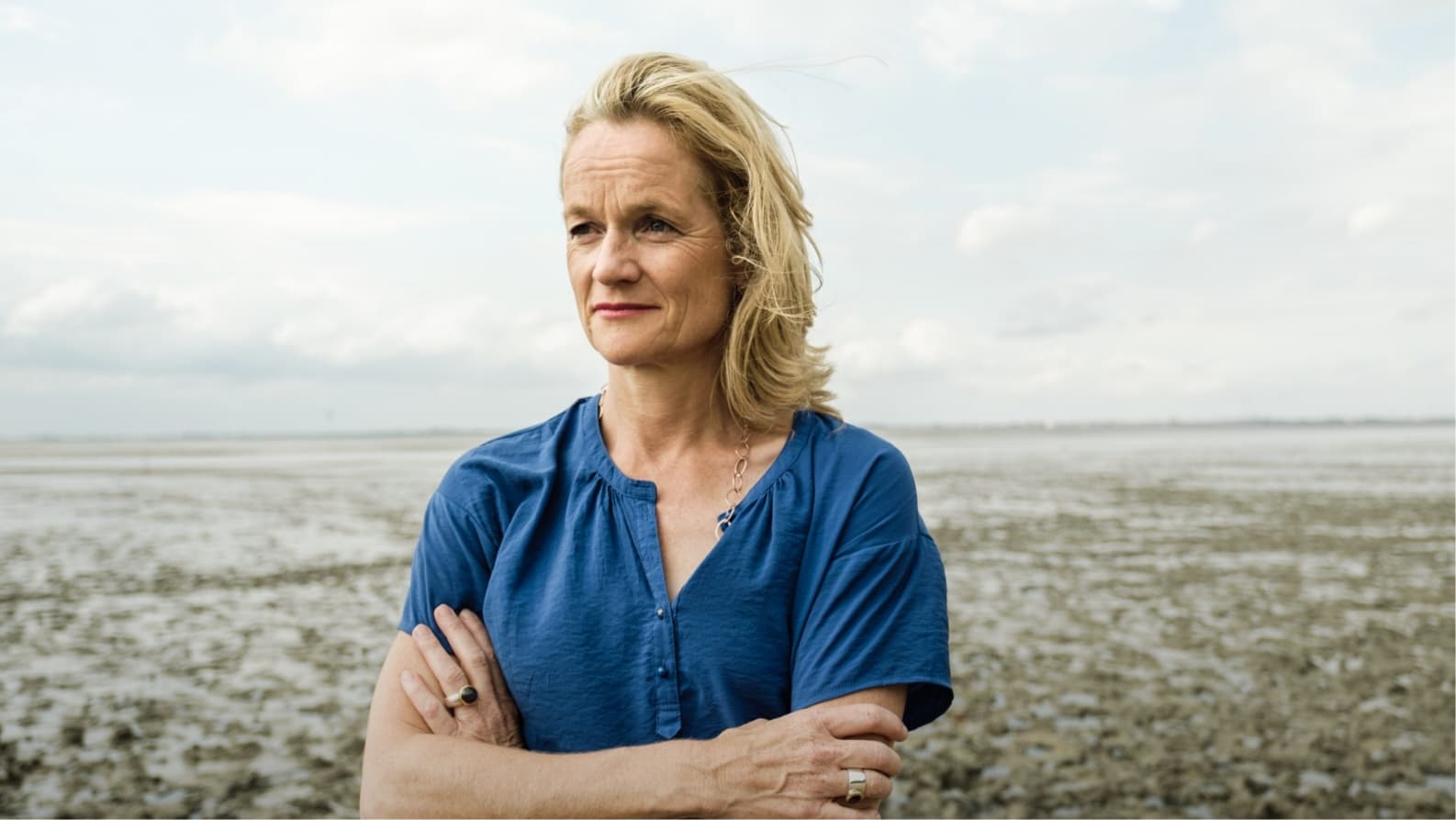 Viola am Strand schaut in die Ferne